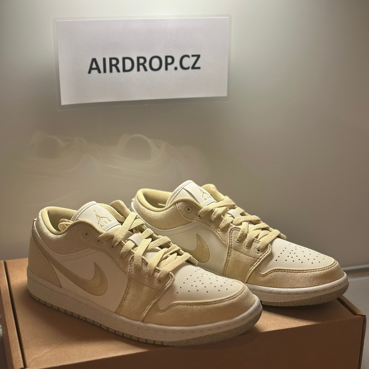 Air Jordan 1 Low SE "Team Gold"